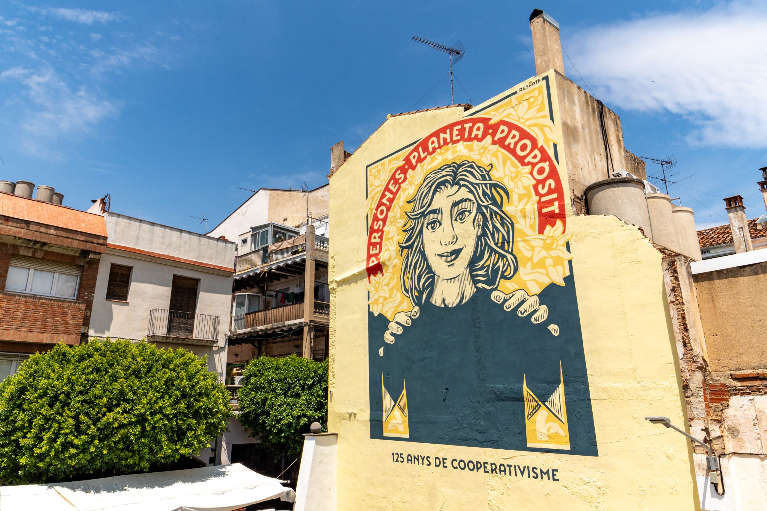 Mural “Personas, planeta, propósito” realizado por Reskate Studio en el año de la conmemoración de los 125 años del cooperativismo organizado en Cataluña. Dani Pujalte / Quepo. Mataró. Año 2024.