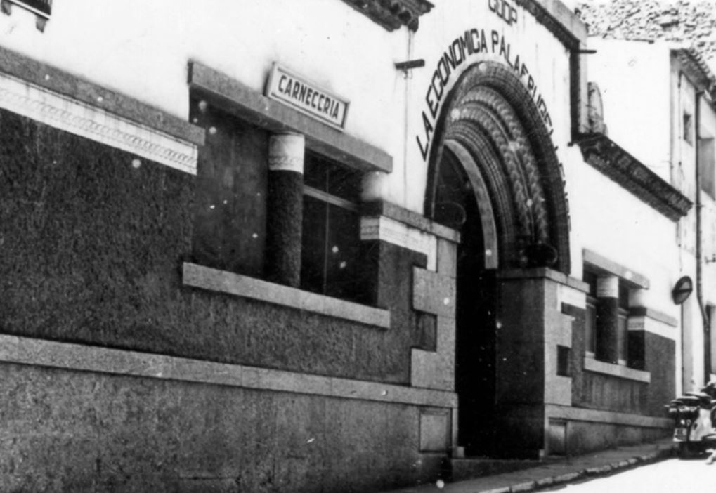 Año 1926. La cooperativa Econòmica de Palafrugell (Econòmica Palafrugellenca) es, junto con La Compañía de Canet de Mar, la primera cooperativa catalana de consumo existente (1865) que adopta el modelo Rochdale. Colegio de Arquitectos de Cataluña (COAC).